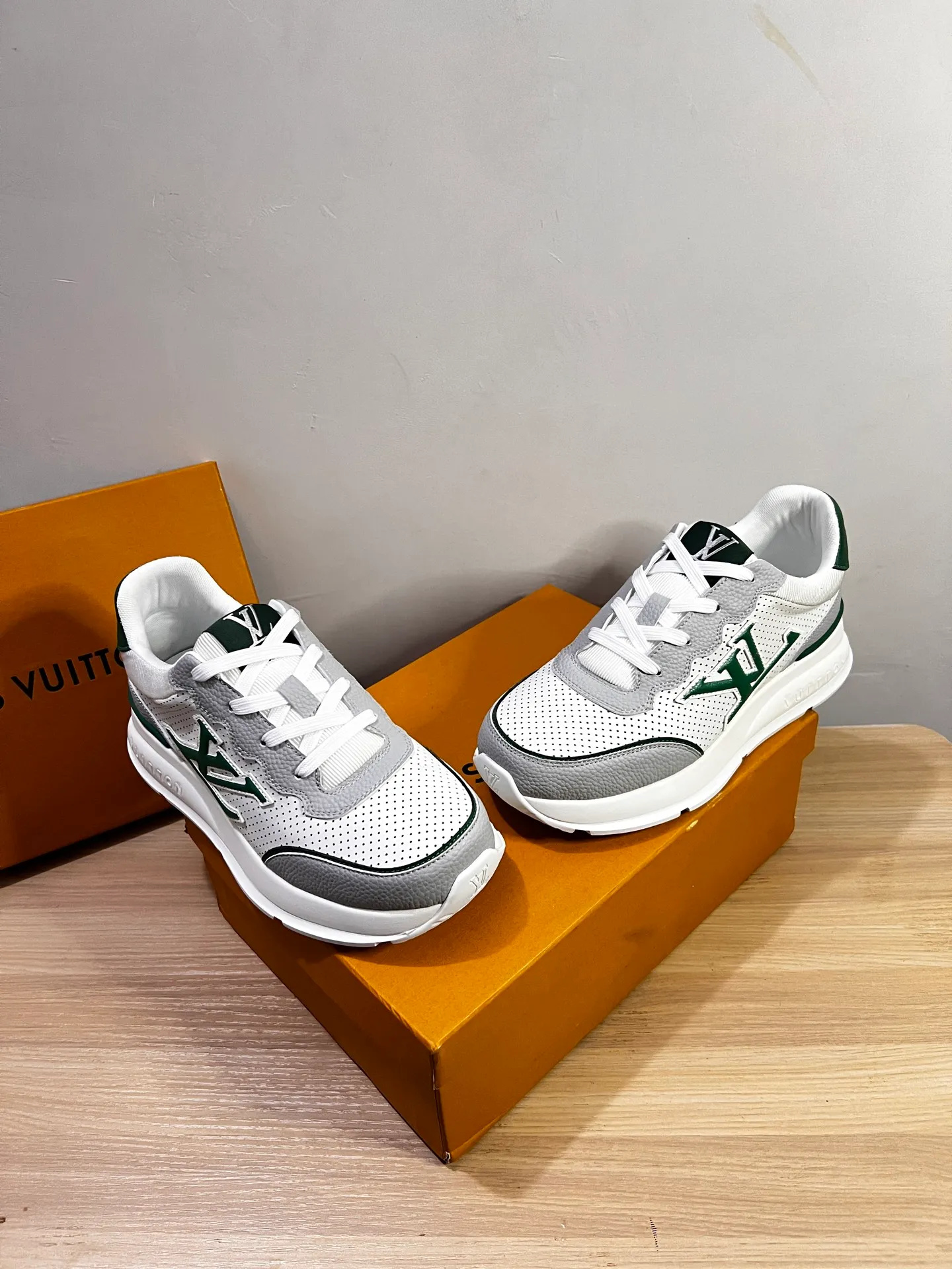 Factory price: 438💰LV men's classic casual sneakers. This sneaker is made of soft cow leather and has a classic logo. The classic logo shapes the elegant upper. The thick yet lightweight rubber outsole is embossed with the Louis Vuitton logo. The padded insole and technical lining once again upgrade the comfort experience. The calfskin lining imported from Italy is high-end and comfortable, and the original outsole is light and wear-resistant! Purely handmade, details determine quality! Size: 38-45, customized 45